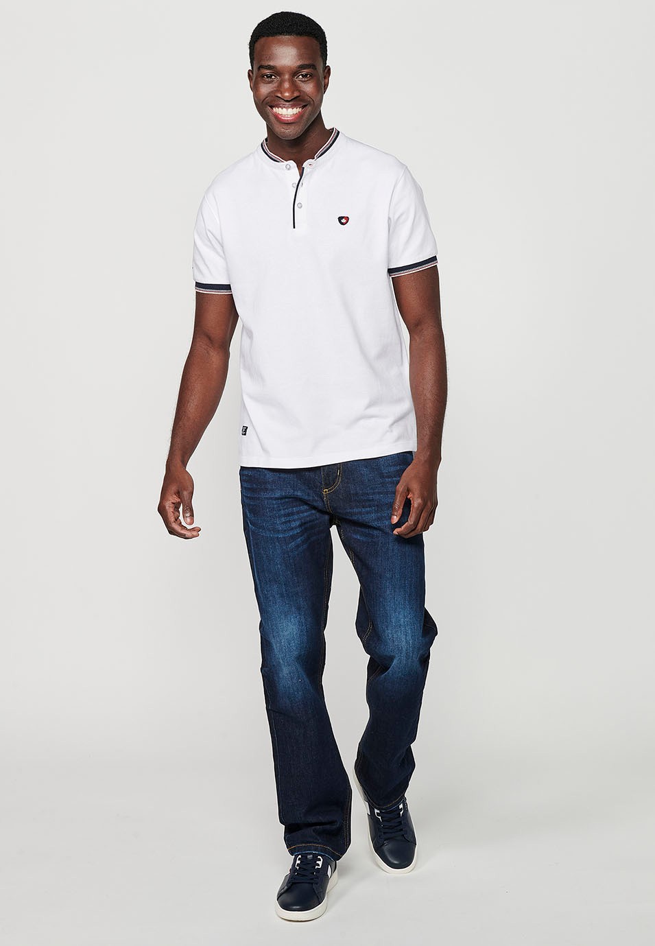 Short-sleeved cotton polo shirt finished in rib with a round neck with buttoned opening and textured with side slits in White for Men 2