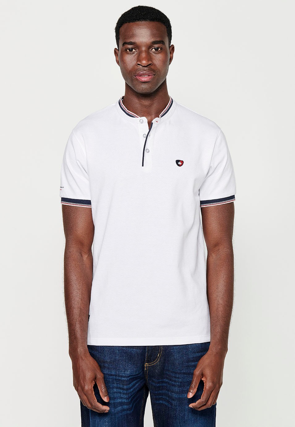 Short-sleeved cotton polo shirt finished in rib with a round neck with buttoned opening and textured with side slits in White for Men 4