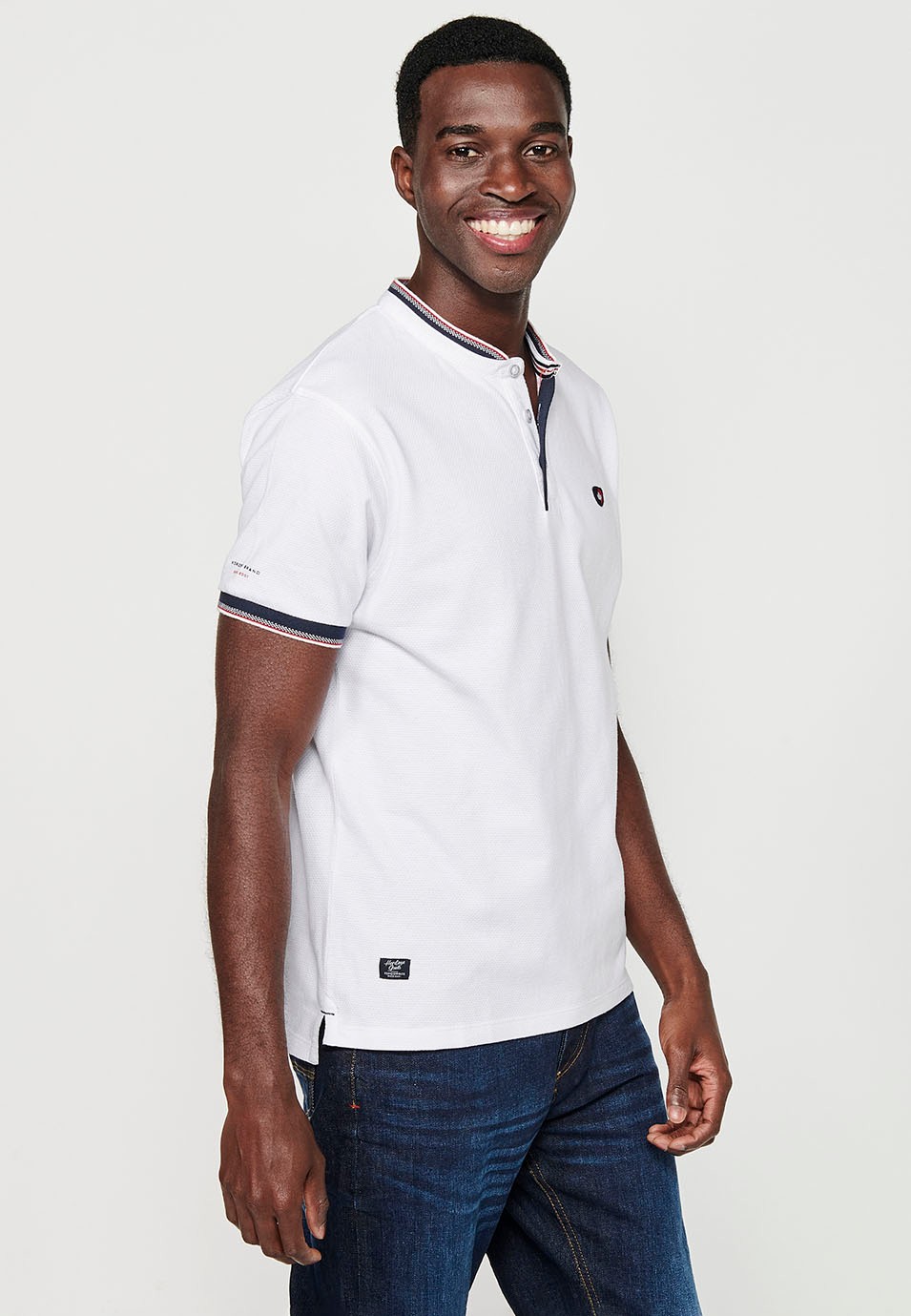 Short-sleeved cotton polo shirt finished in rib with a round neck with buttoned opening and textured with side slits in White for Men 7