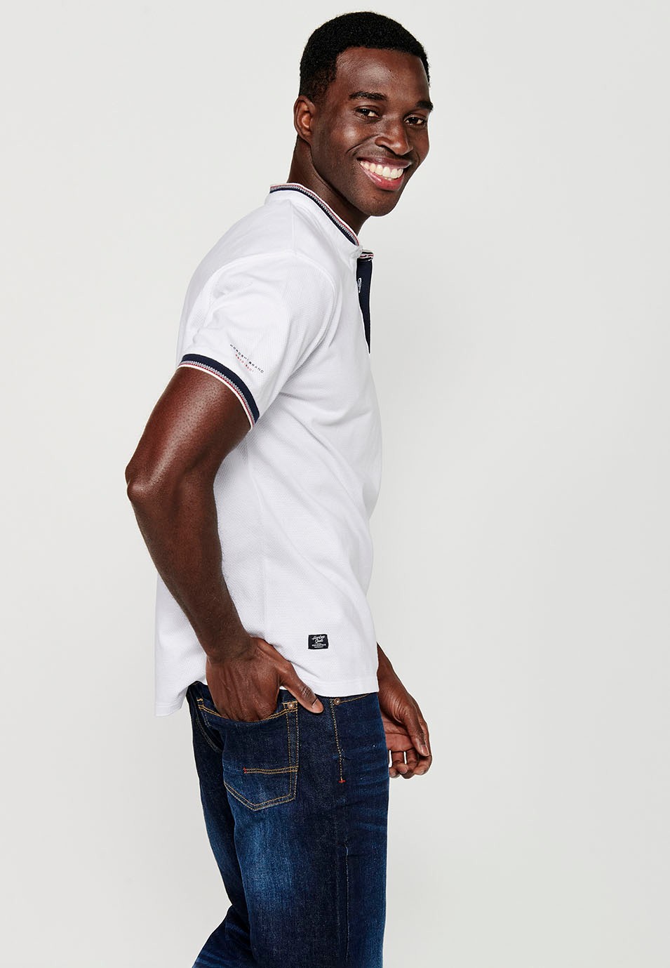 Short-sleeved cotton polo shirt finished in rib with a round neck with buttoned opening and textured with side slits in White for Men 6