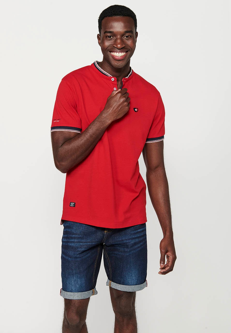 Short-sleeved cotton polo shirt finished in rib with a round neck with buttoned opening and textured with side slits in Red for Men