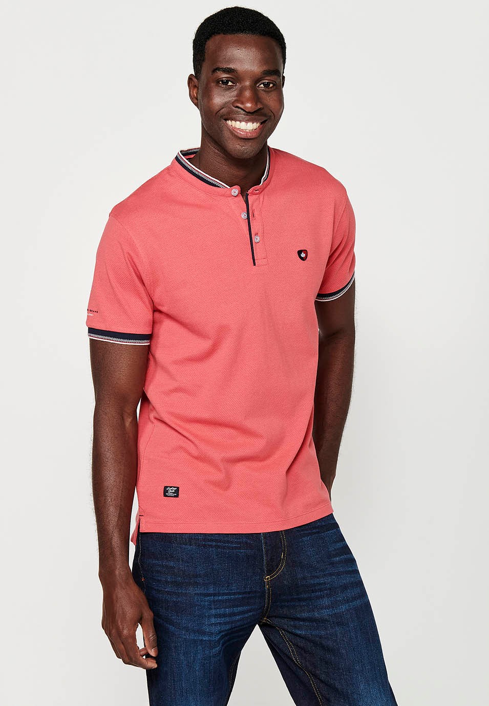Short-sleeved cotton polo shirt with ribbed finish with round neck with buttoned opening and textured with side slits in Pink for Men