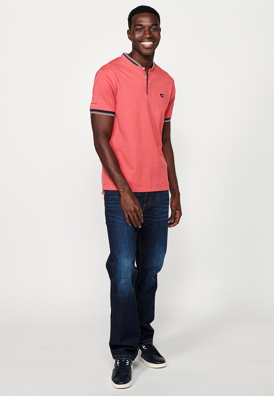 Short-sleeved cotton polo shirt with ribbed finish with round neck with buttoned opening and textured with side slits in Pink for Men 1