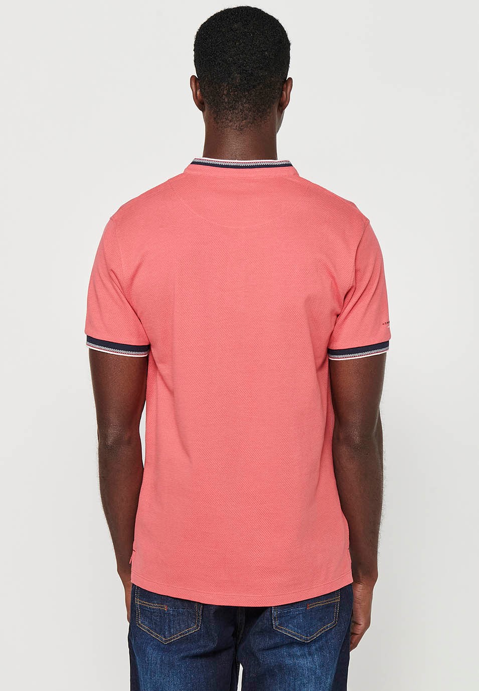 Kurzarm-Poloshirt aus Baumwolle mit geripptem Finish, Rundhalsausschnitt, geknöpfter Öffnung und Struktur mit Seitenschlitzen in Pink für Herren 5