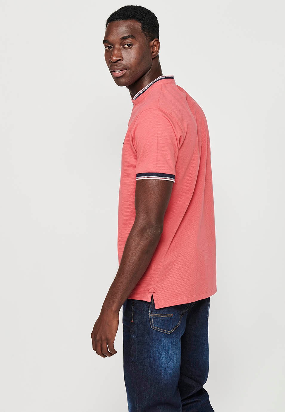 Short-sleeved cotton polo shirt with ribbed finish with round neck with buttoned opening and textured with side slits in Pink for Men 4
