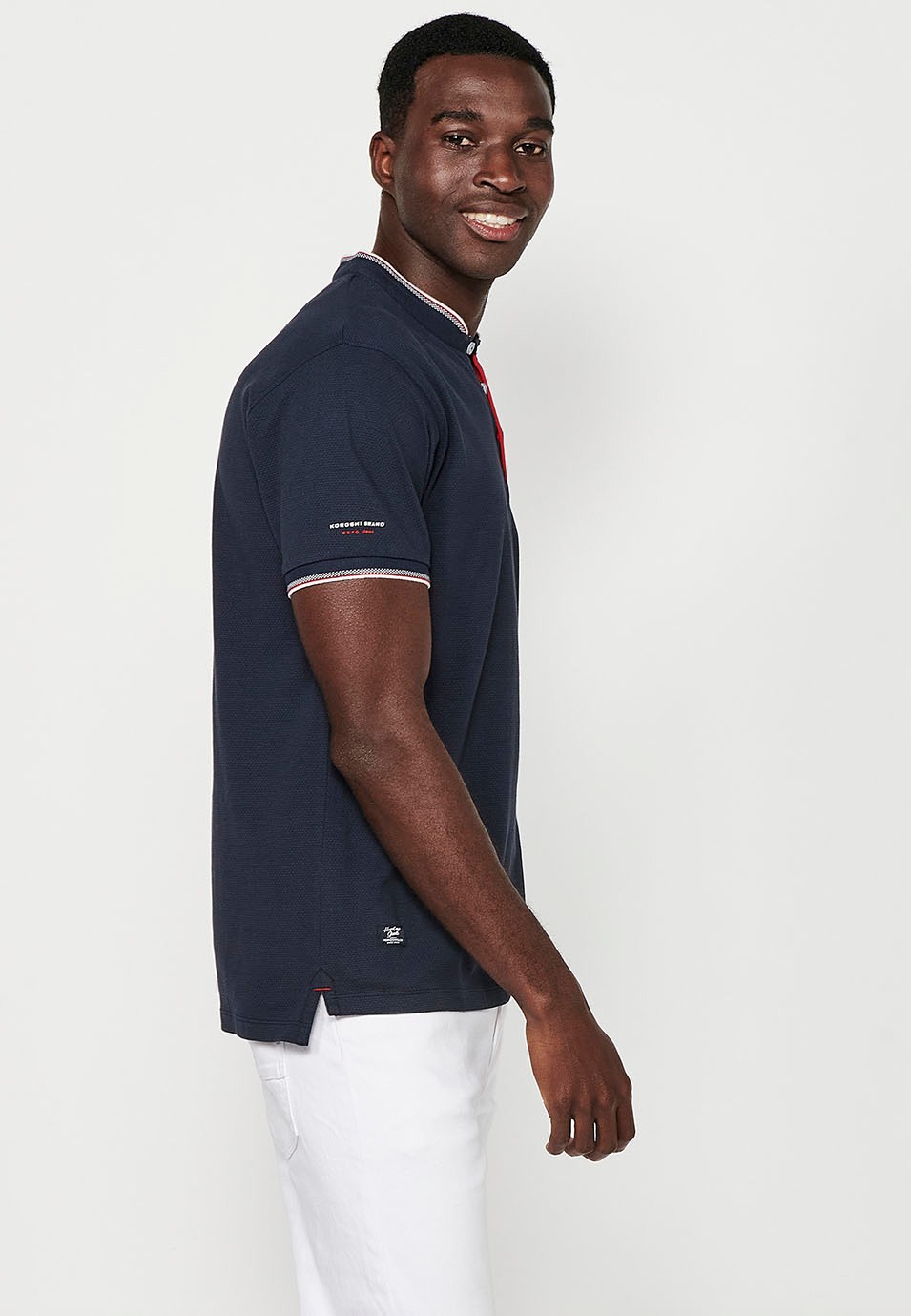 Polo à manches courtes en coton finition côtelé avec col rond, ouverture boutonnée et fentes latérales texturées de couleur Marine pour Homme 5