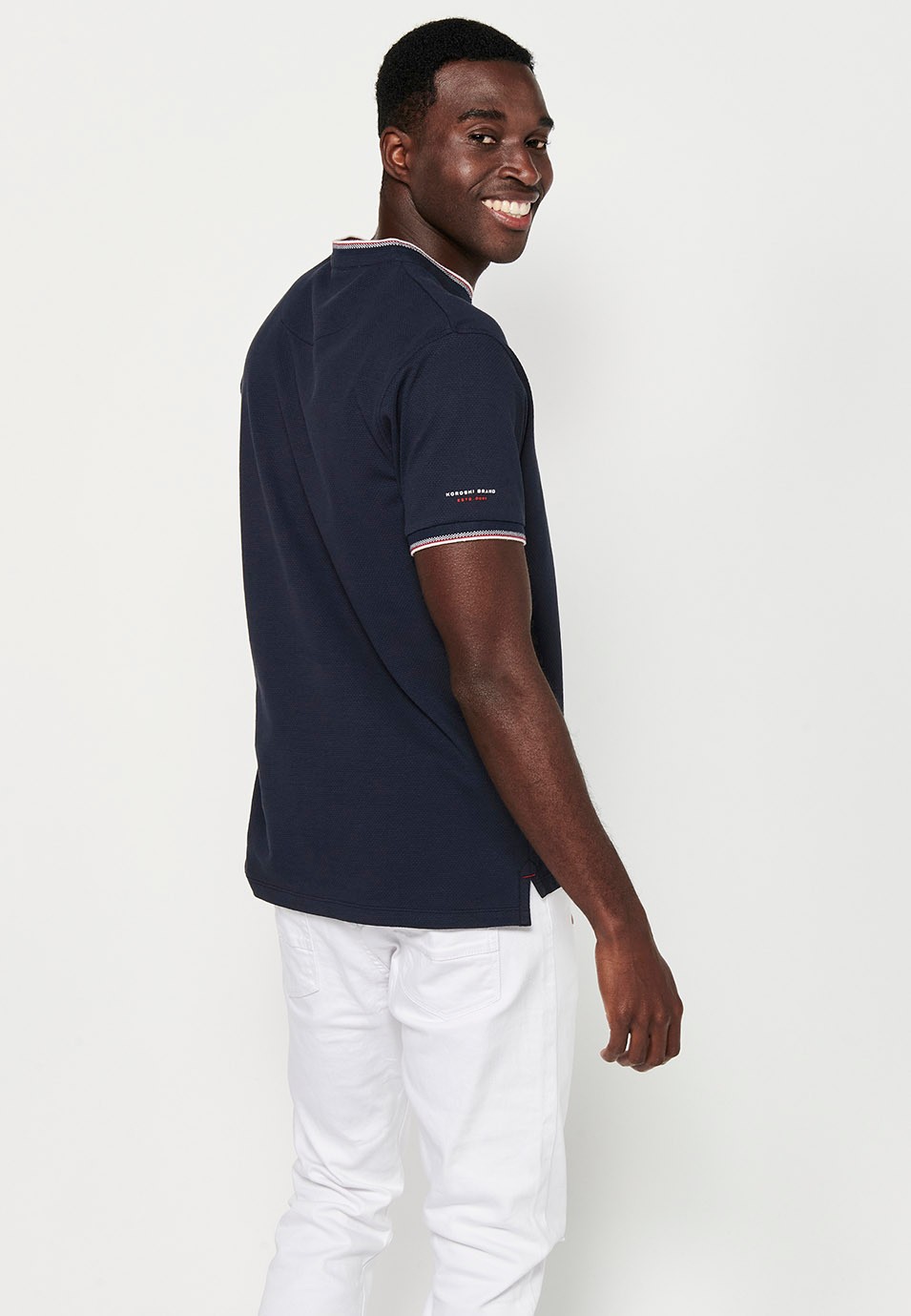 Polo à manches courtes en coton finition côtelé avec col rond, ouverture boutonnée et fentes latérales texturées de couleur Marine pour Homme 6