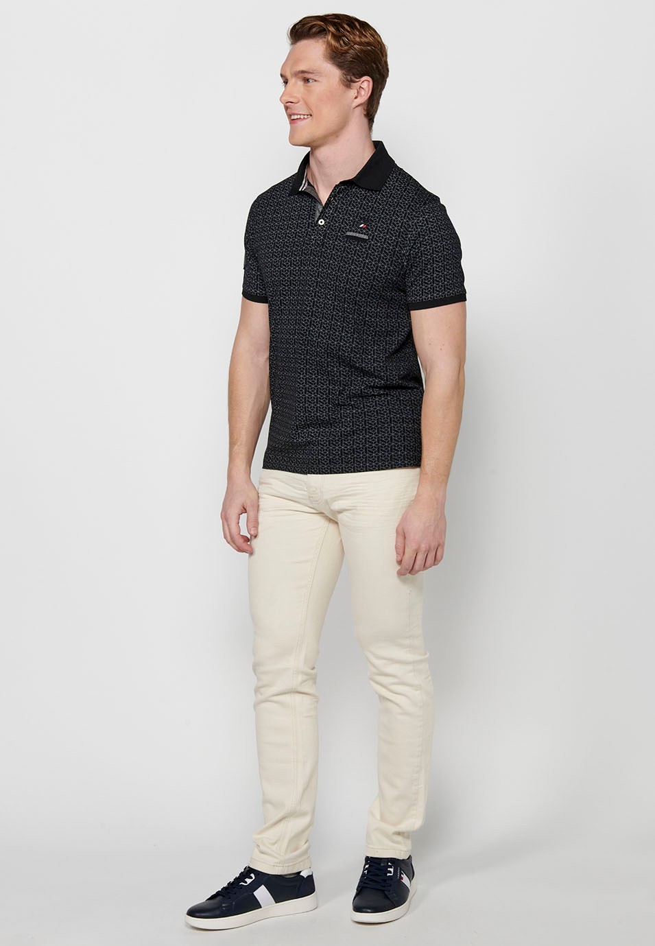 Kurzärmliges Baumwoll-Poloshirt mit Hemdkragen und schwarzem Aufdruck für Herren 2