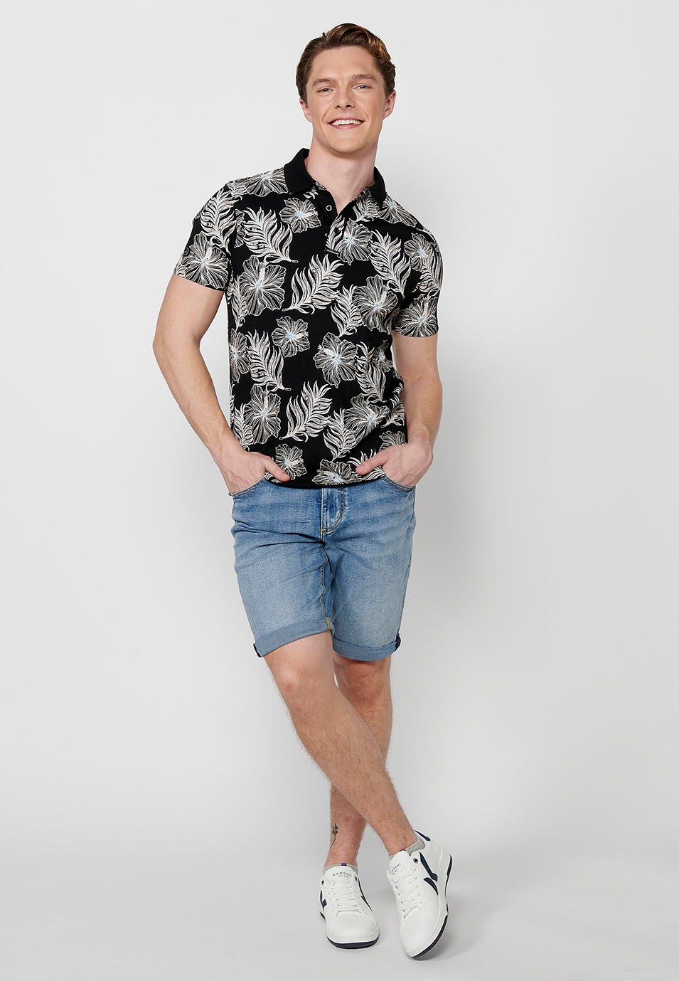 Polo à manches courtes en coton finition côtelée, col chemise avec boutons et imprimé tropical en noir pour homme 7