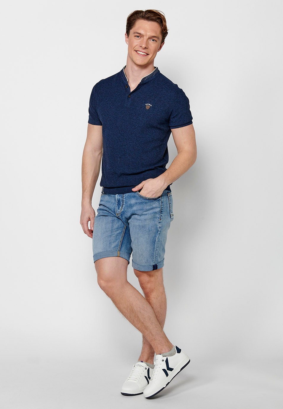 Polo en coton à manches courtes, col rond, ouverture boutonnée et couleur marine texturée pour homme