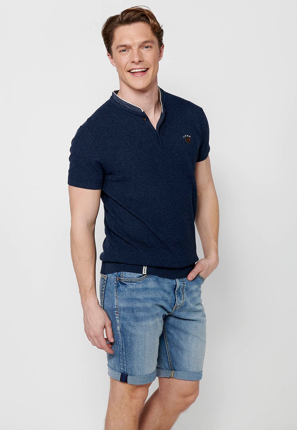 Polo en coton à manches courtes, col rond, ouverture boutonnée et couleur marine texturée pour homme