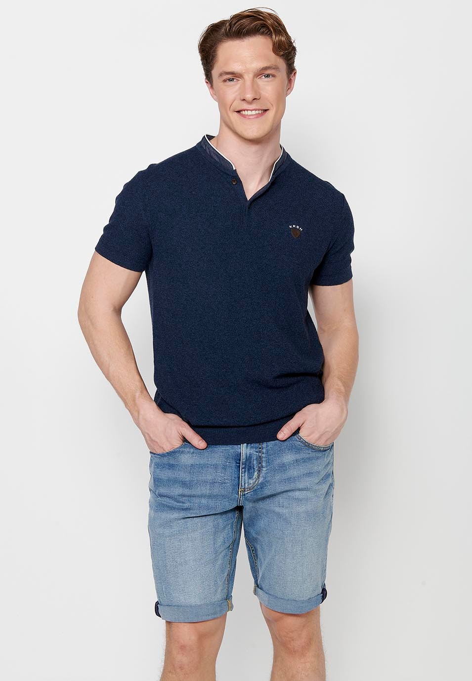 Polo en coton à manches courtes, col rond, ouverture boutonnée et couleur marine texturée pour homme