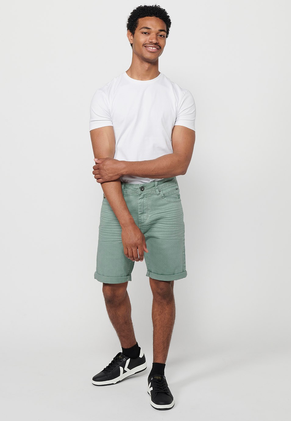 Pantalón corto, cinco bolsillos, color verde para hombre