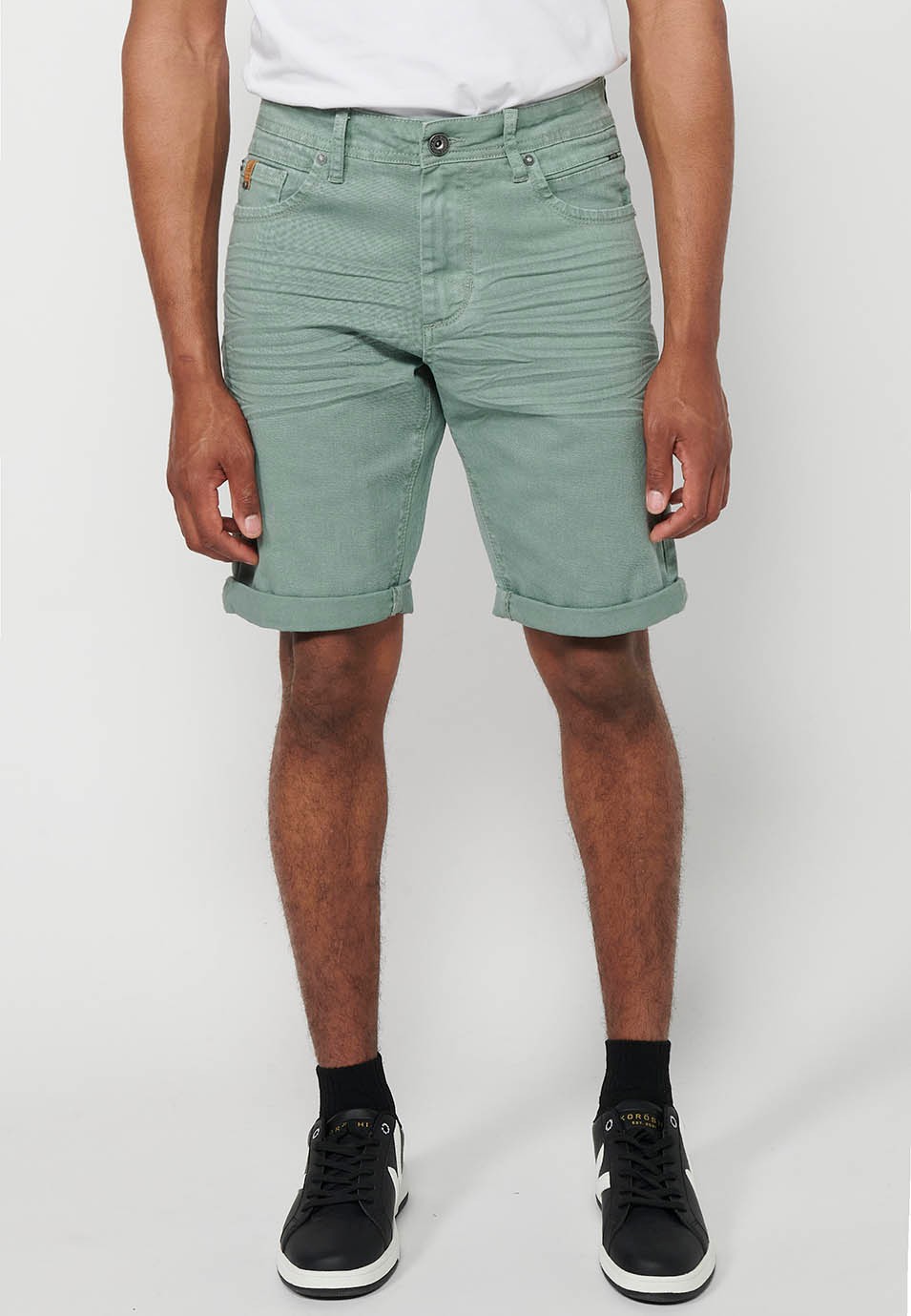 Short, cinq poches, couleur vert pour homme