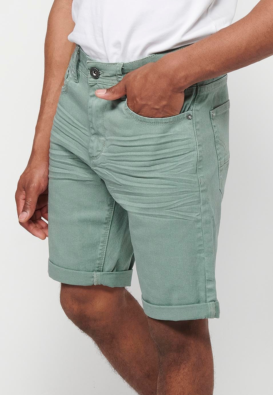 Short, cinq poches, couleur vert pour homme