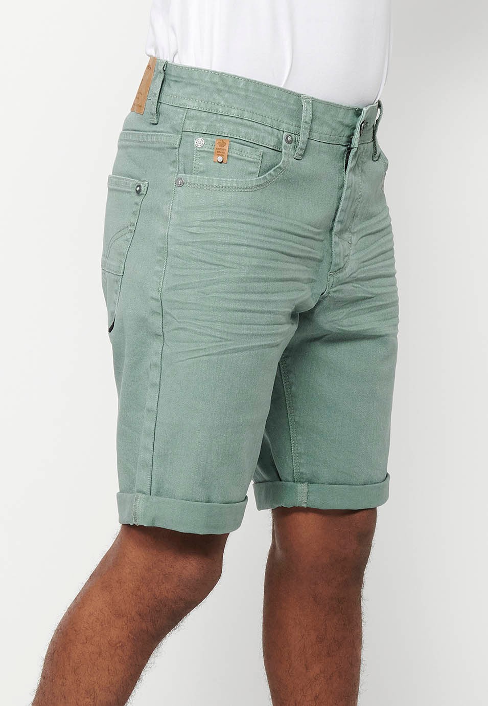 Pantalón corto, cinco bolsillos, color verde para hombre