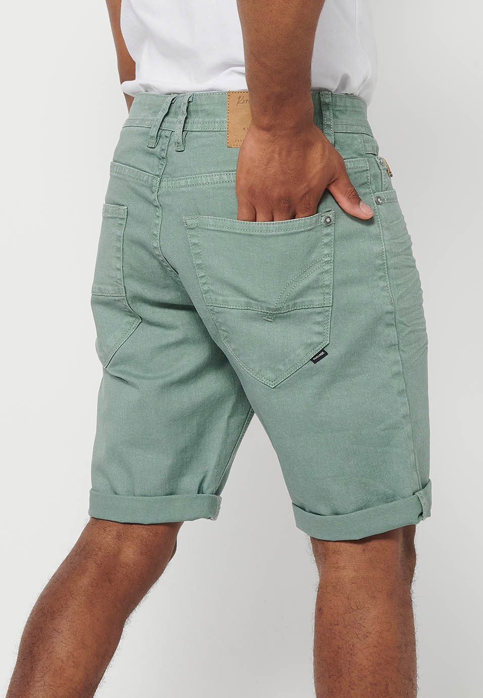 Short, cinq poches, couleur vert pour homme