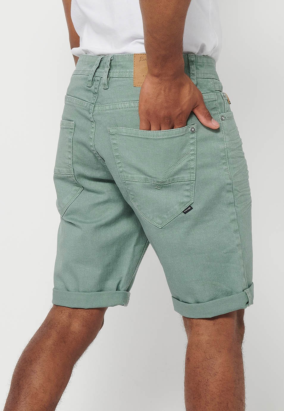 Pantalón corto, cinco bolsillos, color verde para hombre