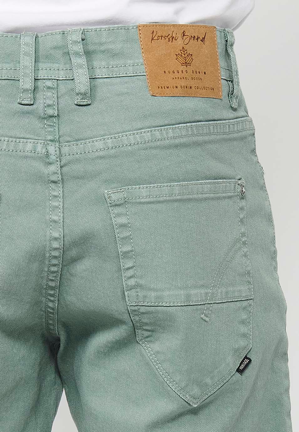 Pantalón corto, cinco bolsillos, color verde para hombre