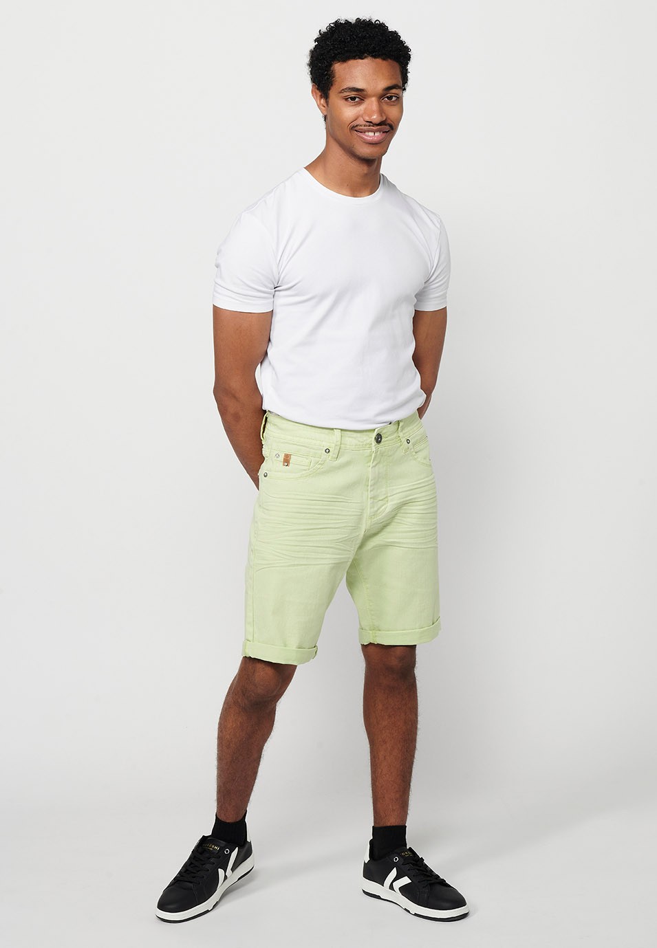 Pantalón corto, cinco bolsillos, color lima para hombre