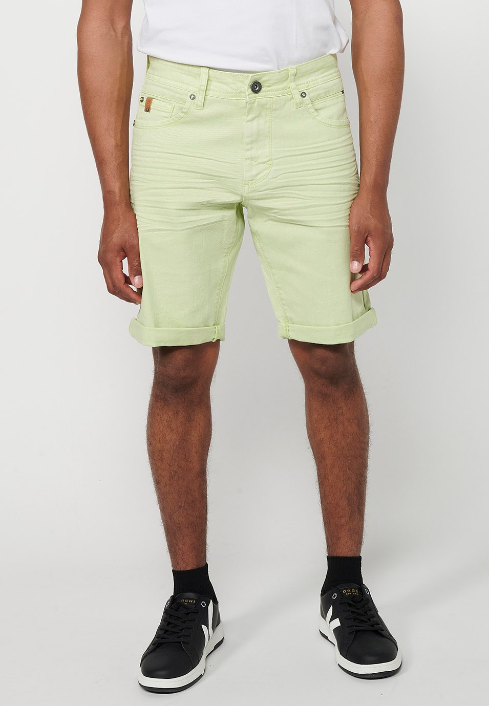 Pantalón corto, cinco bolsillos, color lima para hombre