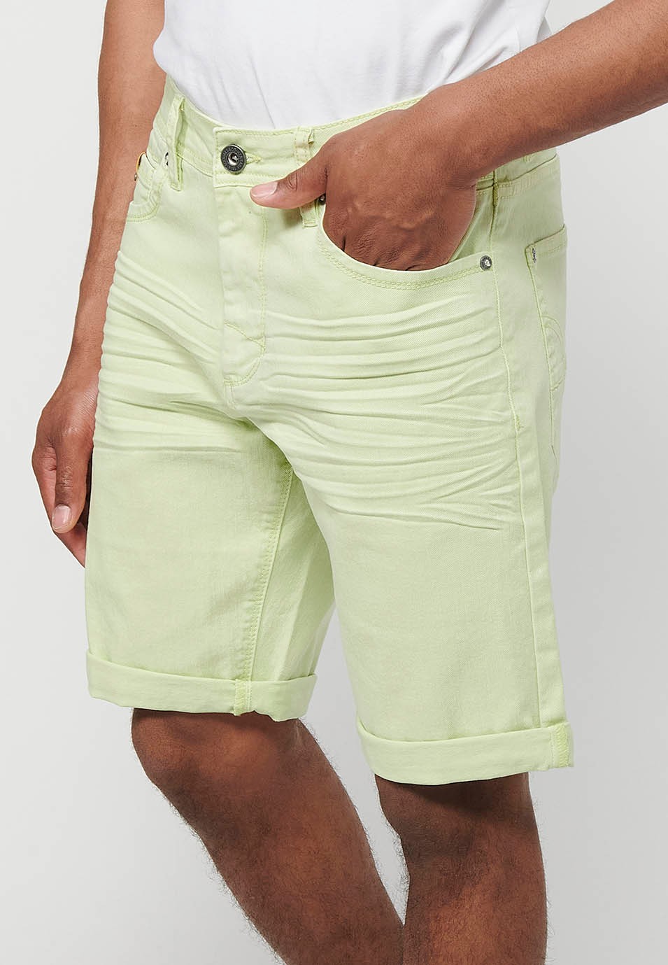 Pantalón corto, cinco bolsillos, color lima para hombre