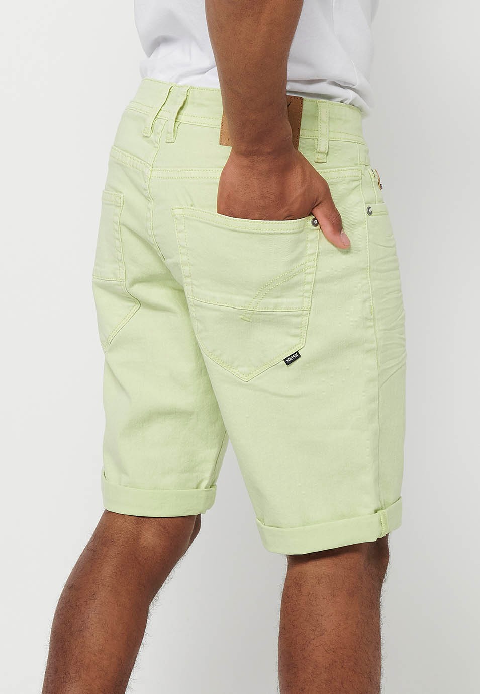 Short, cinq poches, couleur lime pour homme