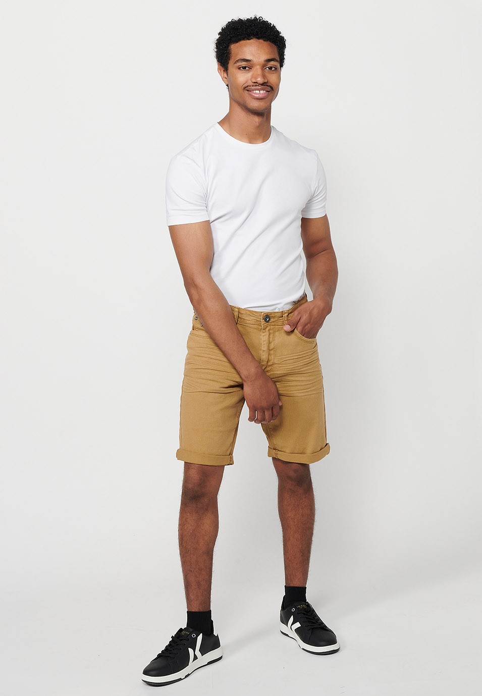 Short, cinq poches, couleur beige pour homme