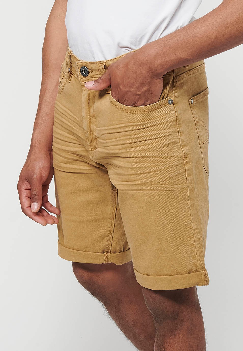 Short, cinq poches, couleur beige pour homme