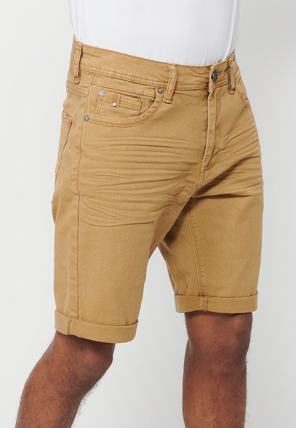 Short, cinq poches, couleur beige pour homme