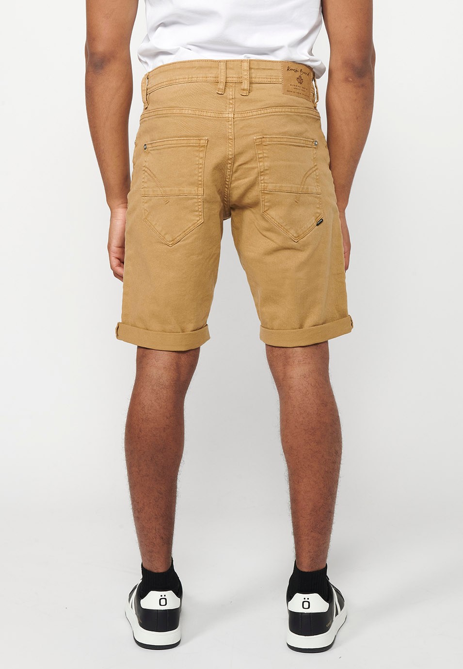 Short, cinq poches, couleur beige pour homme