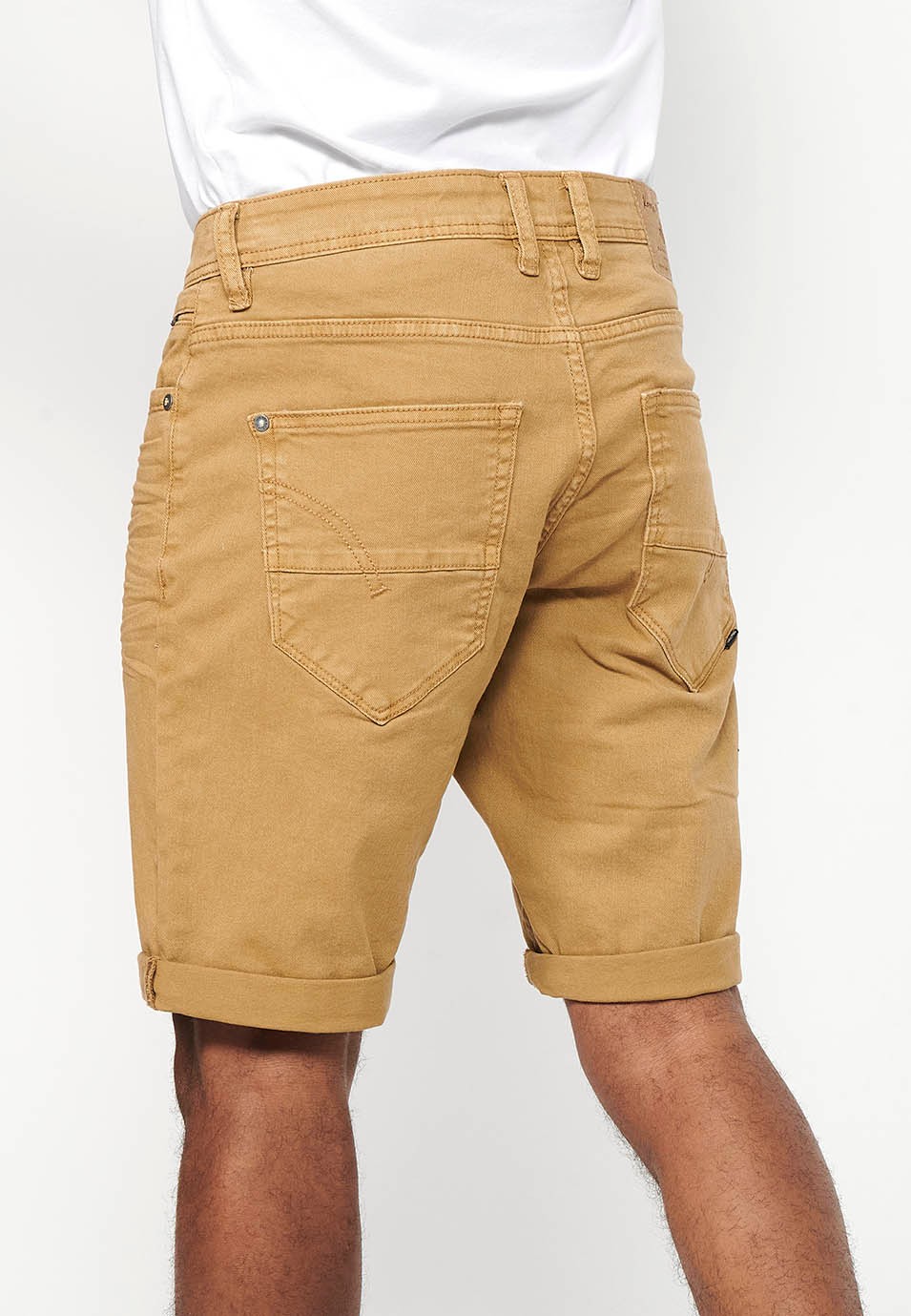 Short, cinq poches, couleur beige pour homme