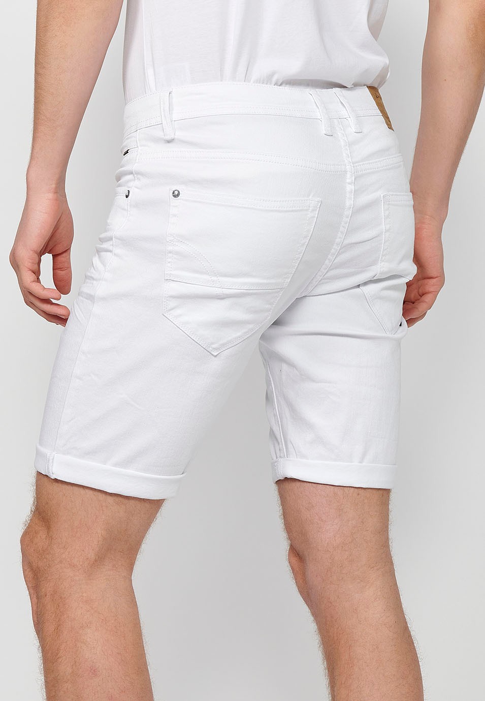 Denim Bermuda shorts with cuffed finish and front zipper and button closure. Five pockets, one match pocket, White for Men 5