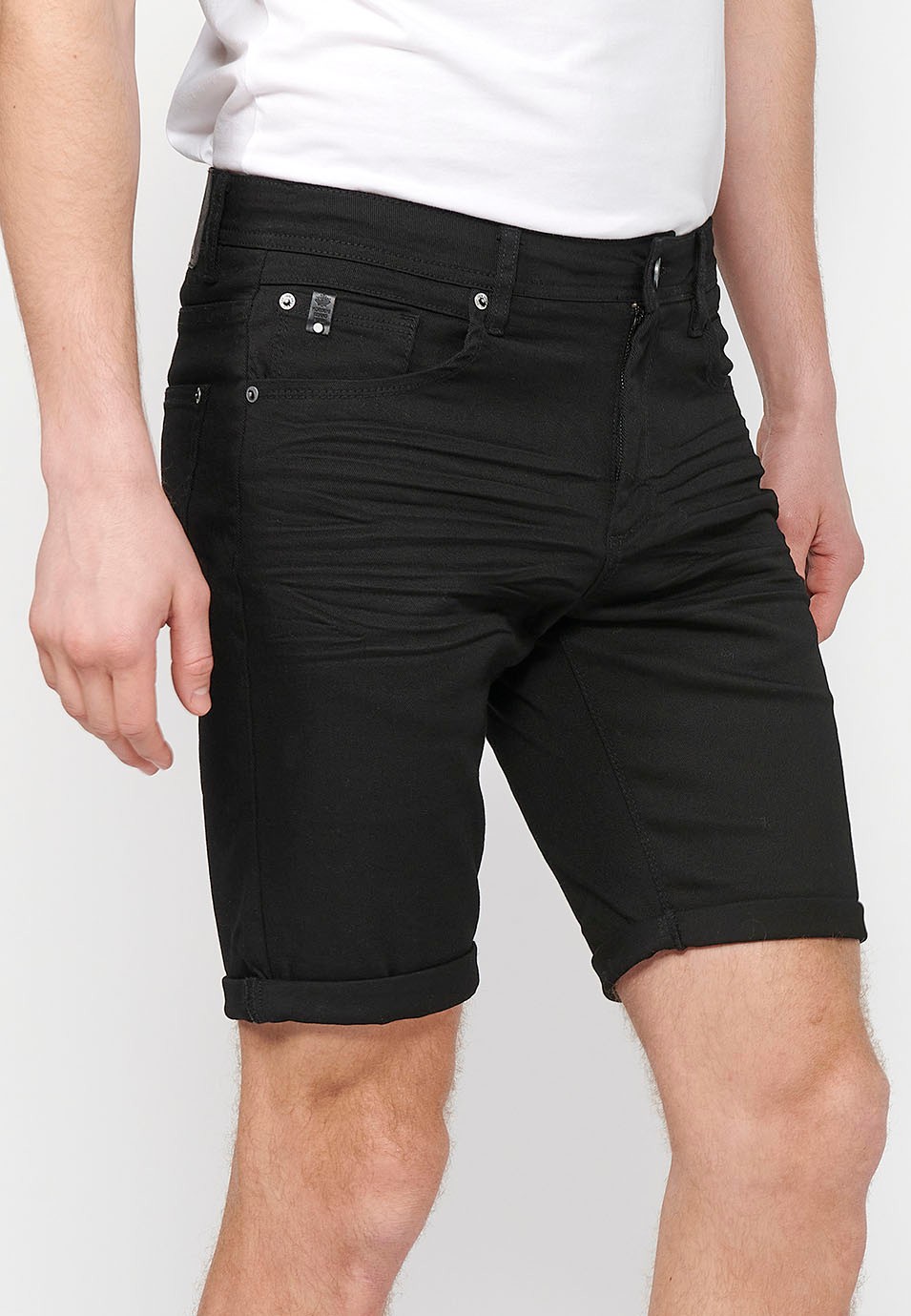 Denim Bermuda shorts with cuffed finish and front zipper and button closure. Five pockets, one black color pocket for men 3