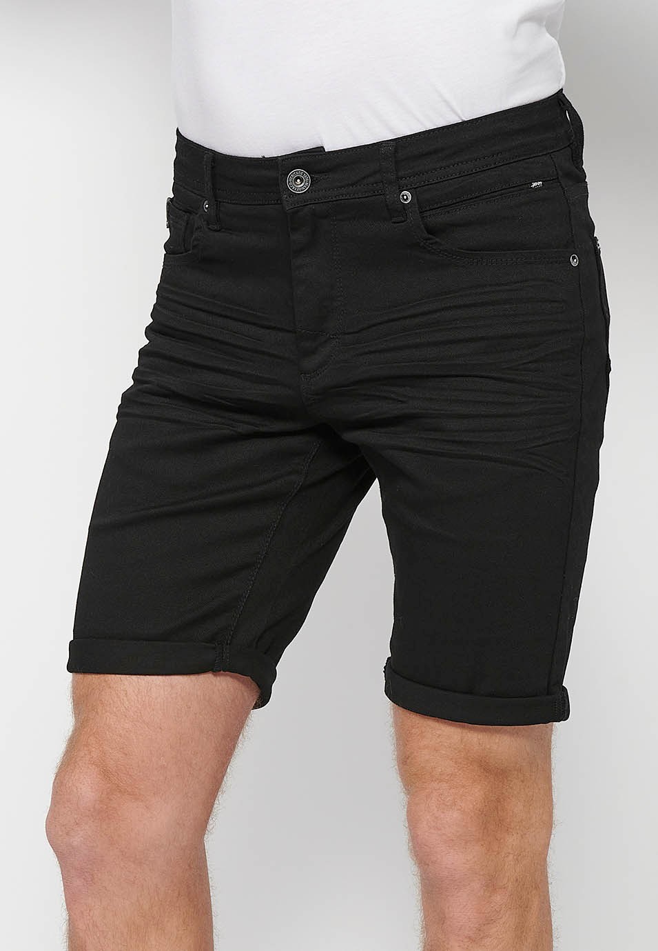 Denim Bermuda shorts with cuffed finish and front zipper and button closure. Five pockets, one black color pocket for men 2