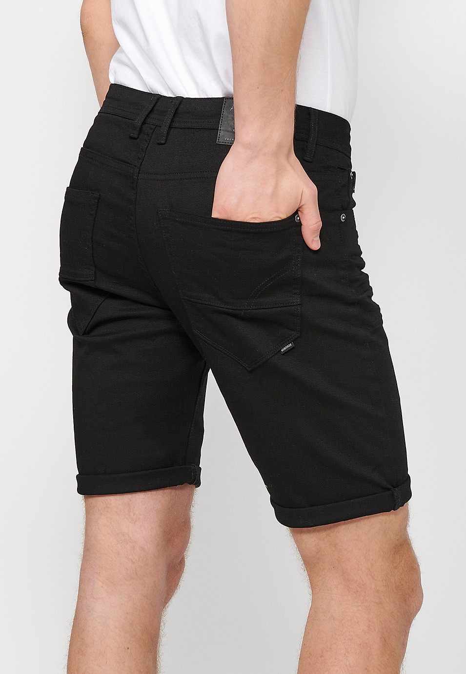 Denim Bermuda shorts with cuffed finish and front zipper and button closure. Five pockets, one black color pocket for men 4