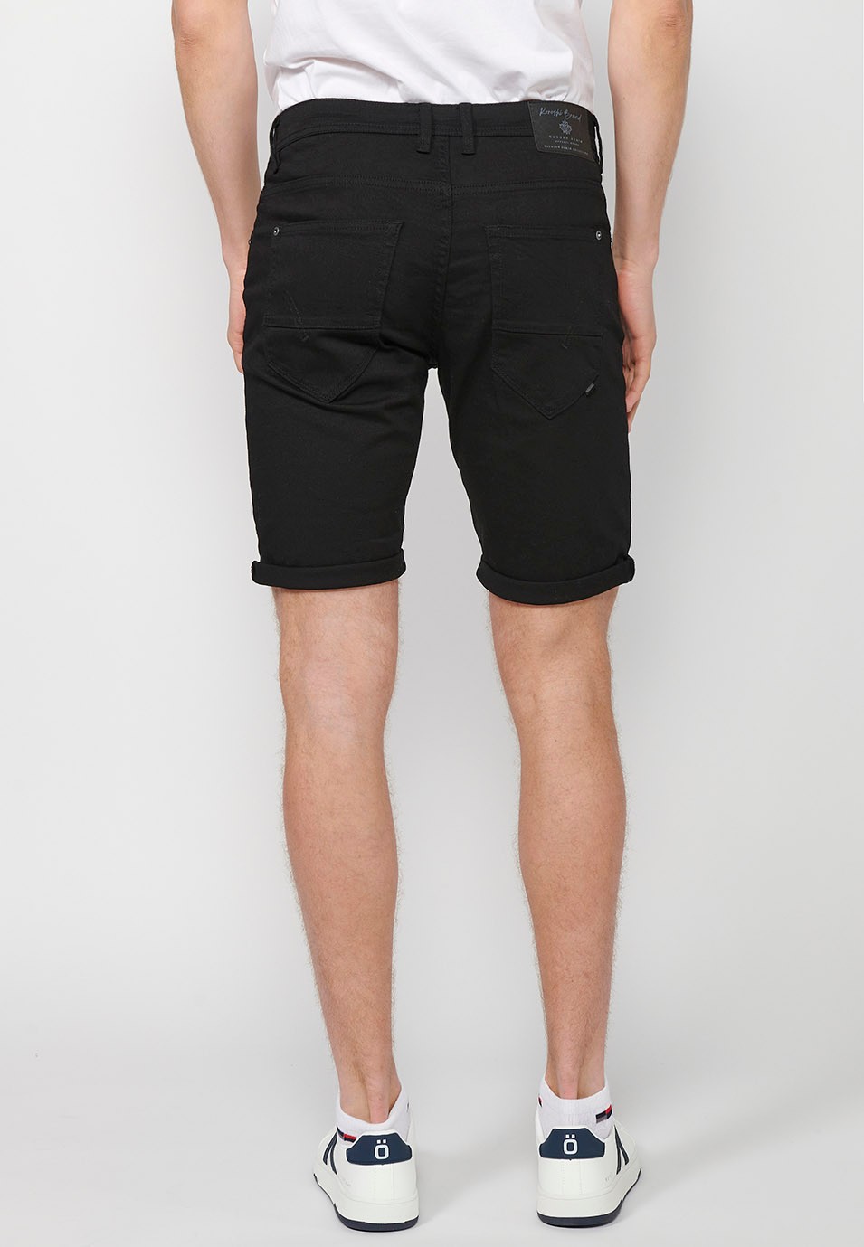 Denim Bermuda shorts with cuffed finish and front zipper and button closure. Five pockets, one black color pocket for men 8