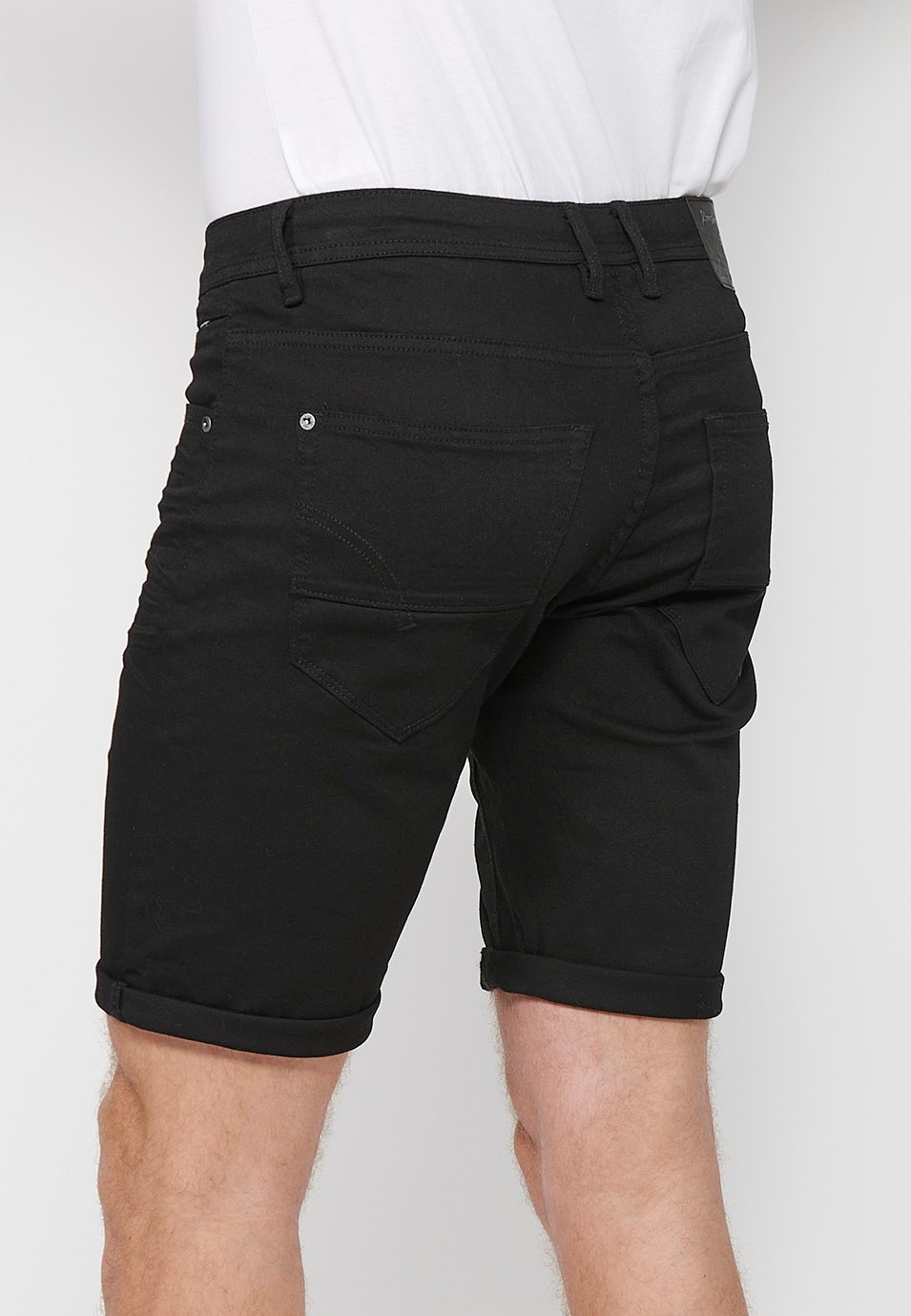 Denim Bermuda shorts with cuffed finish and front zipper and button closure. Five pockets, one black color pocket for men 6