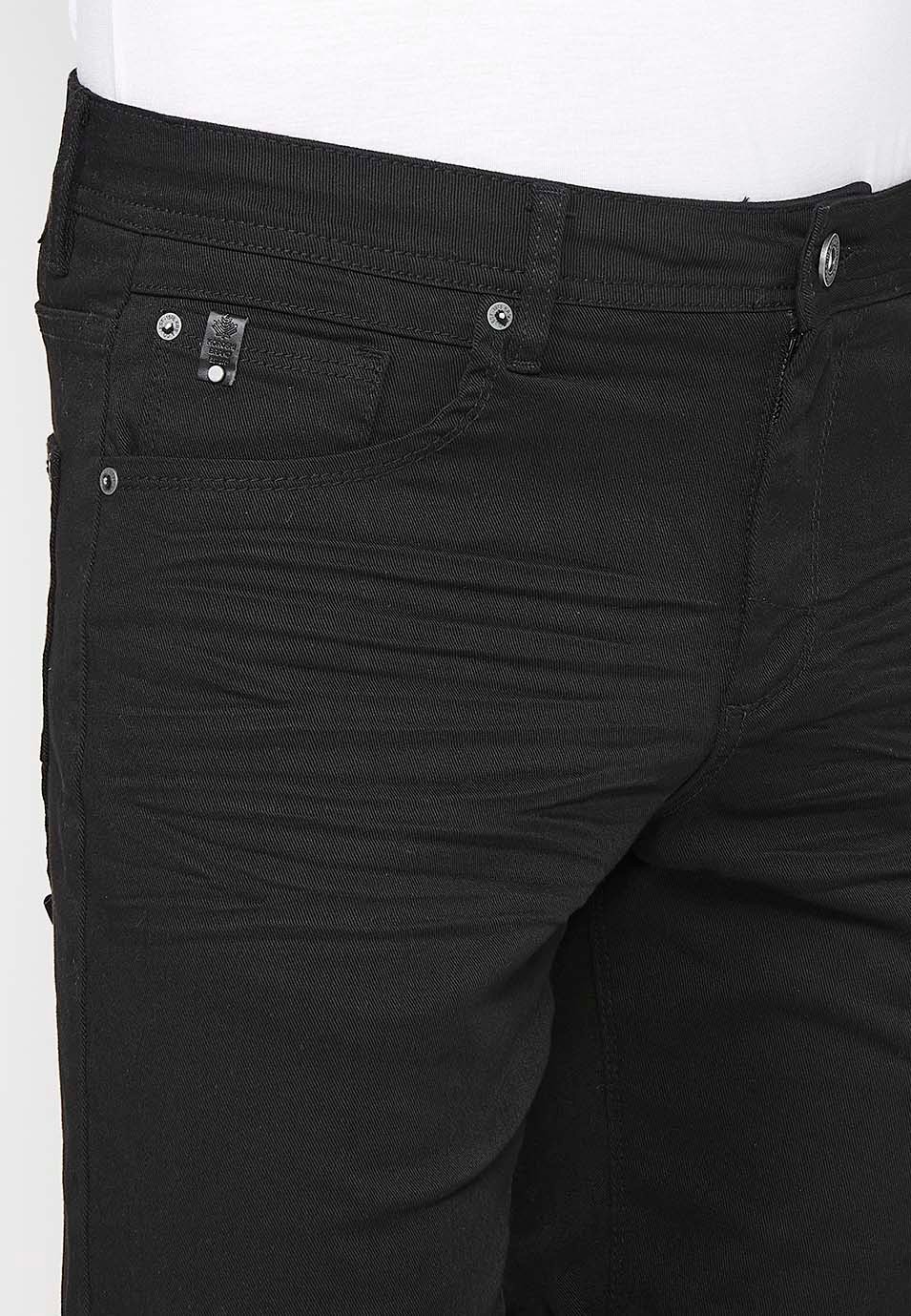 Denim Bermuda shorts with cuffed finish and front zipper and button closure. Five pockets, one black color pocket for men 1