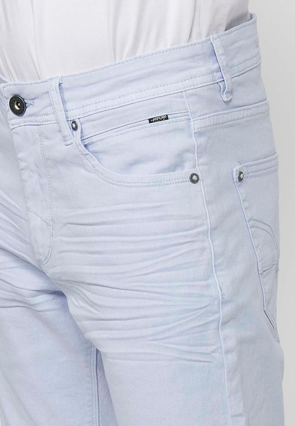 Bermuda en denim avec finition à revers et fermeture éclair et bouton sur le devant. Cinq poches, une poche de couleur bleue pour les hommes 7