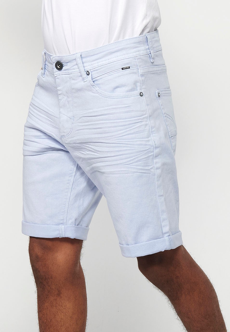 Bermuda en denim avec finition à revers et fermeture éclair et bouton sur le devant. Cinq poches, une poche de couleur bleue pour les hommes 1