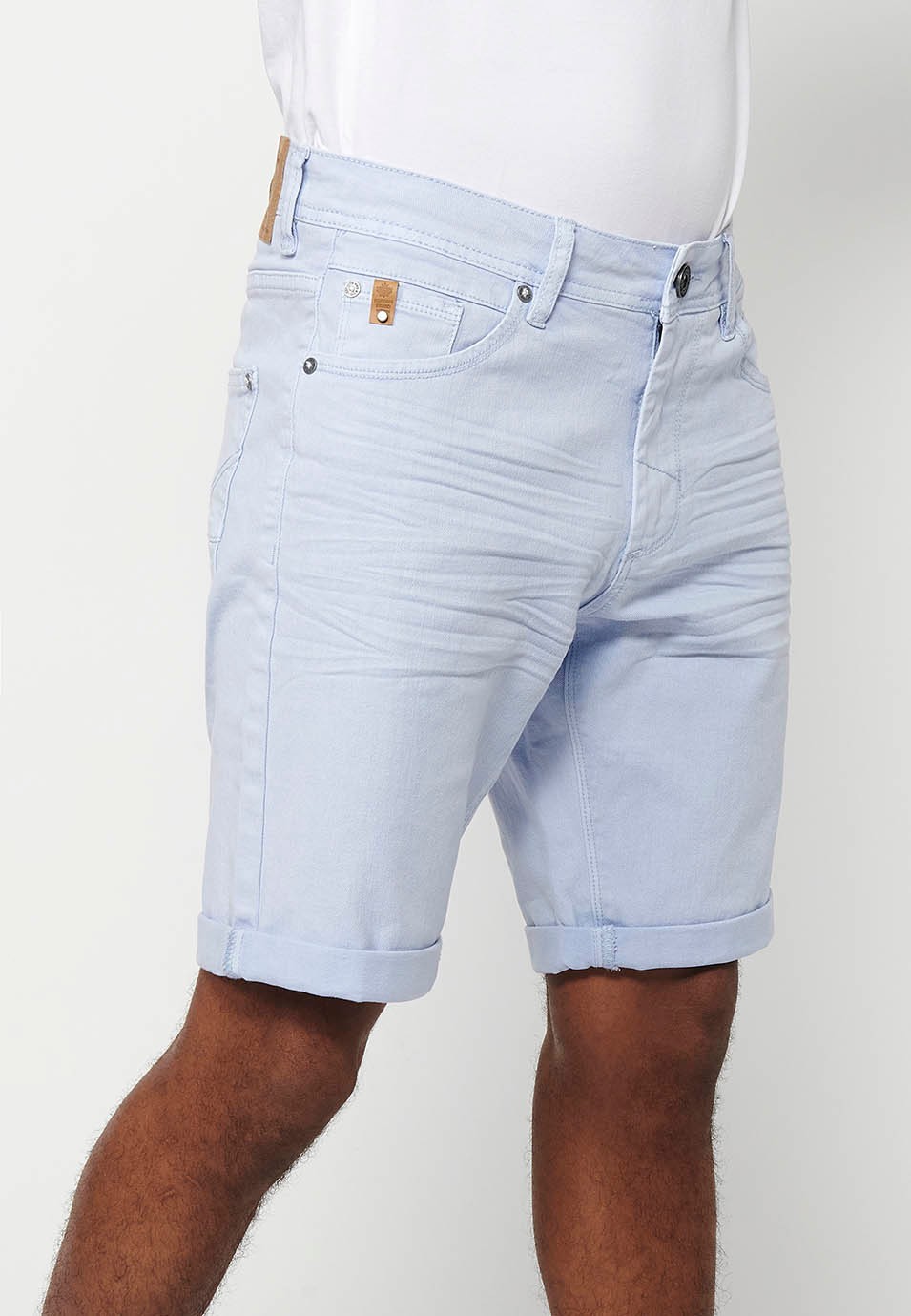 Denim Bermuda shorts with cuffed finish and front zipper and button closure. Five pockets, one blue color pocket for men 3