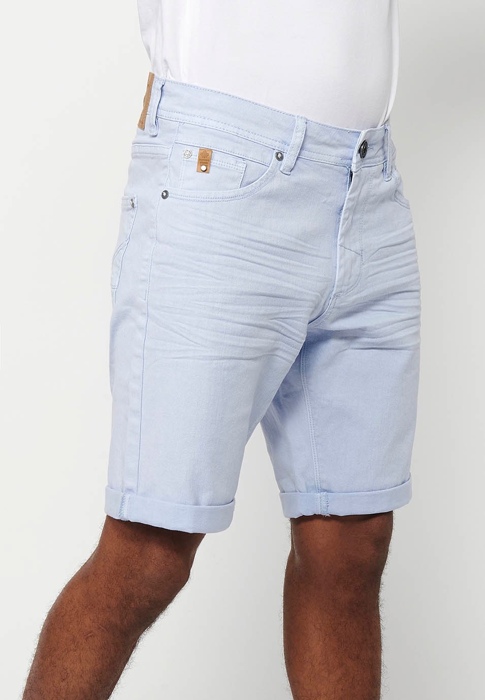 Denim-Bermudashorts mit Bündchen sowie Reißverschluss und Knopfverschluss vorne. Fünf Taschen, eine blaue Tasche für Herren 3