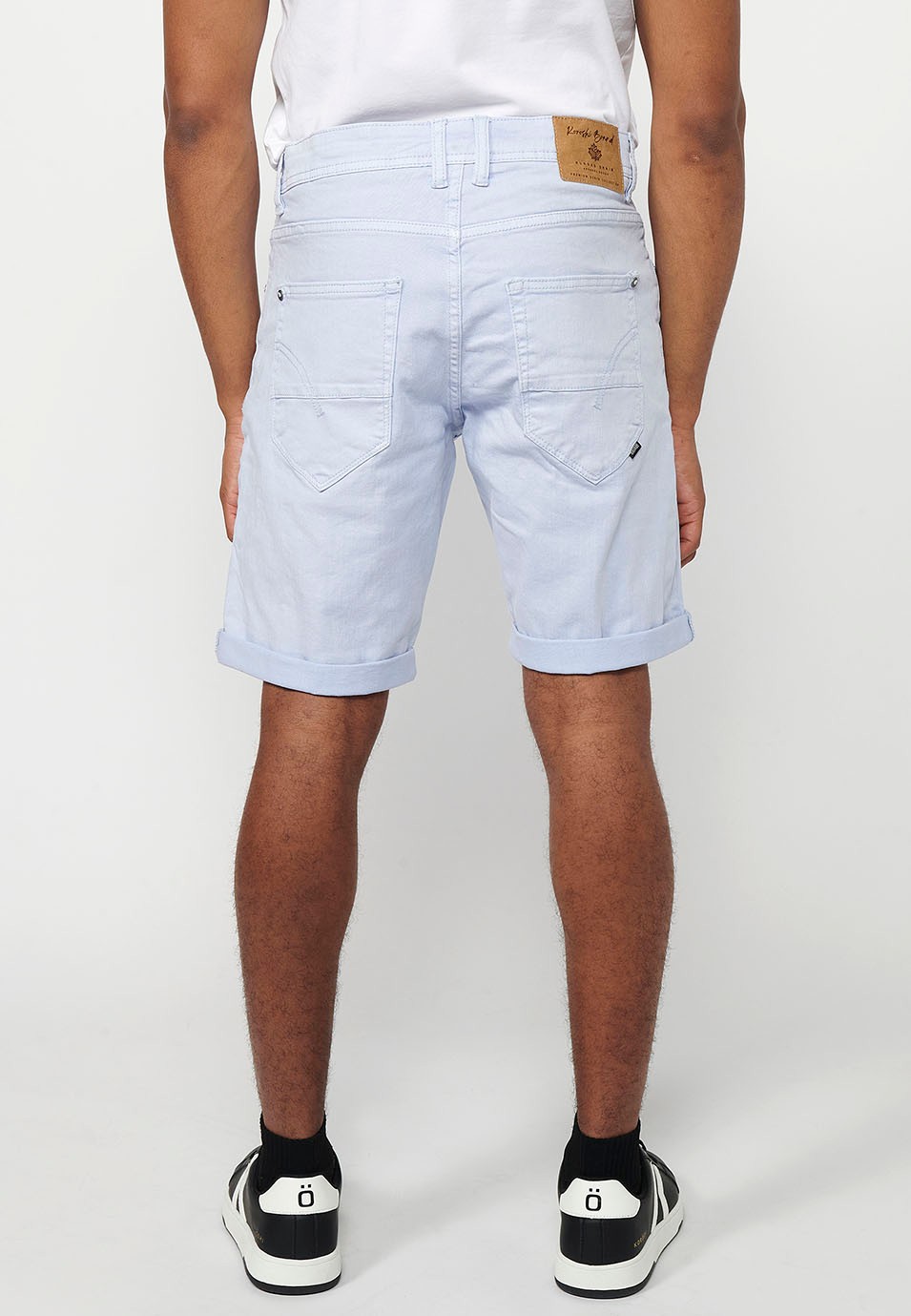 Denim Bermuda shorts with cuffed finish and front zipper and button closure. Five pockets, one blue color pocket for men 5