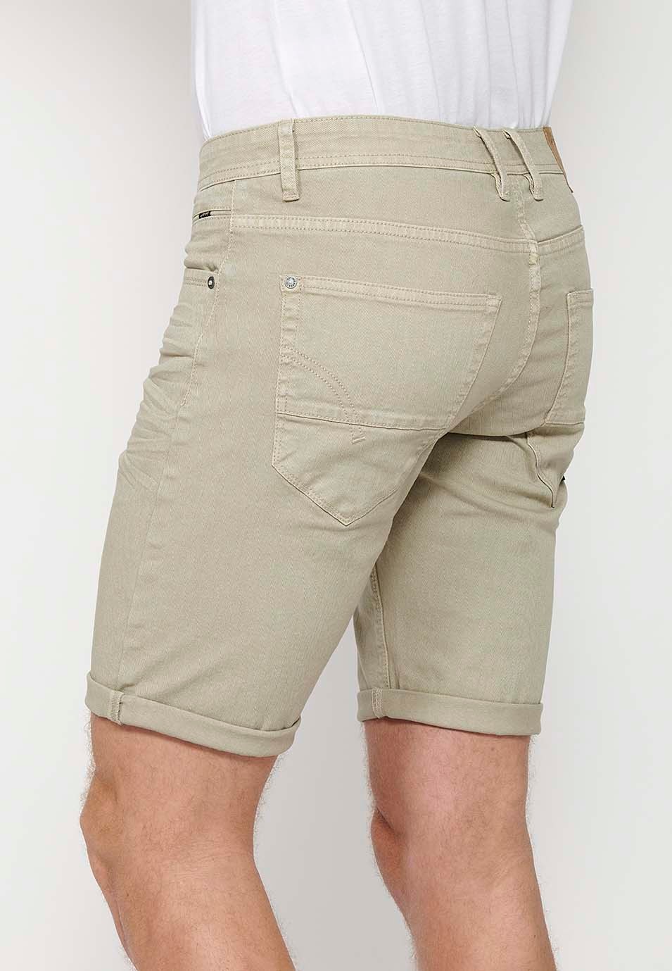 Pantalón corto Bermuda vaquera con acabado en vuelta con Cierre delantero con cremallera y botón. Cinco bolsillos, uno cerillero de Color Piedra para Hombre 9