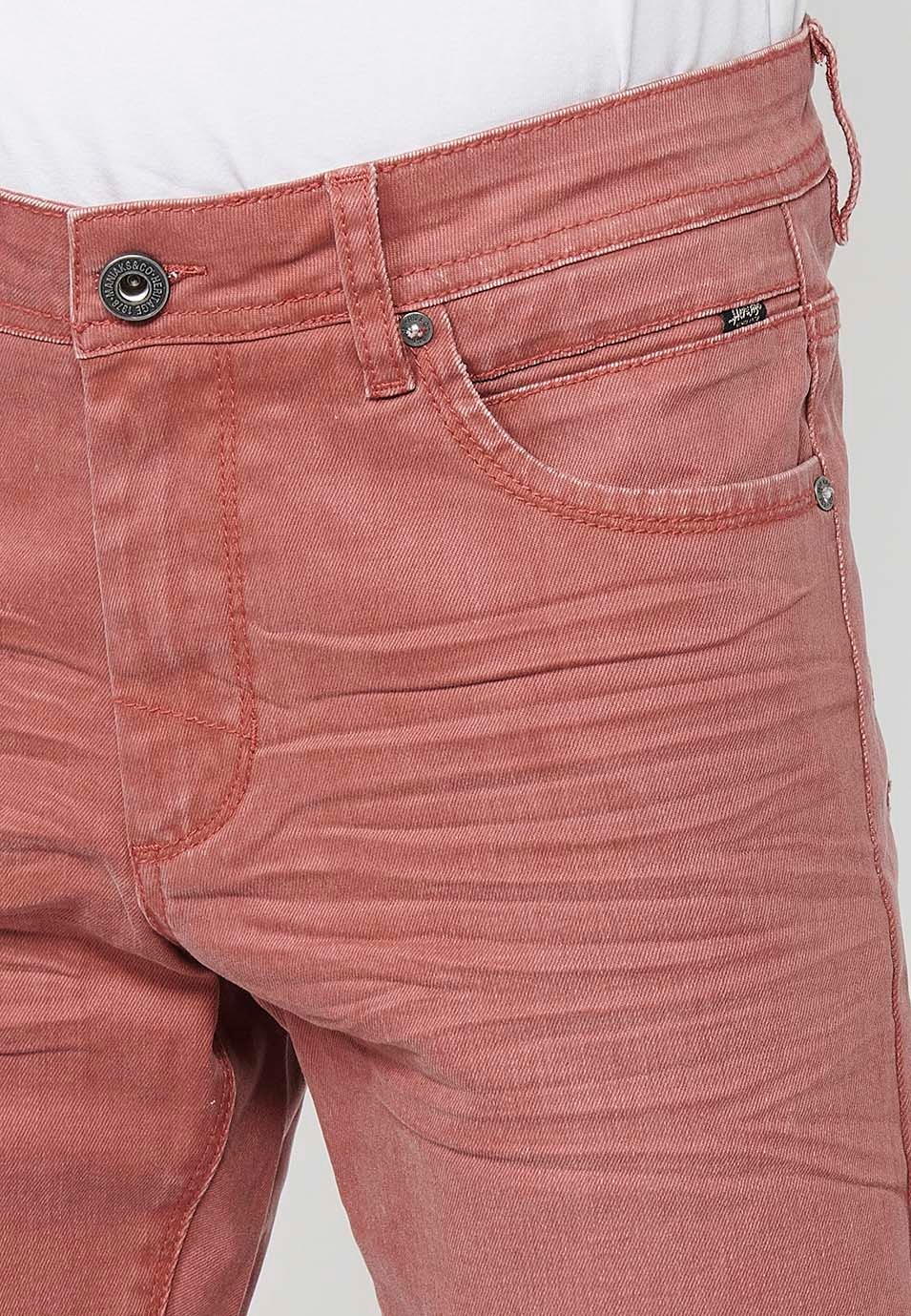 Bermuda en jean avec finition revers, fermeture sur le devant avec fermeture éclair et bouton avec cinq poches, une poche de couleur Maroon pour Homme 6