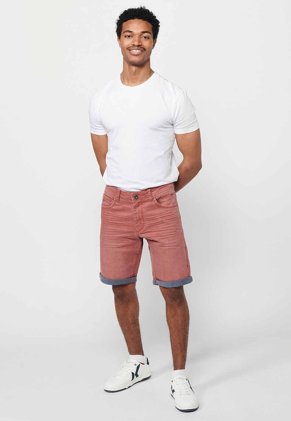 Bermuda en jean avec finition revers, fermeture sur le devant avec fermeture éclair et bouton avec cinq poches, une poche de couleur Maroon pour Homme