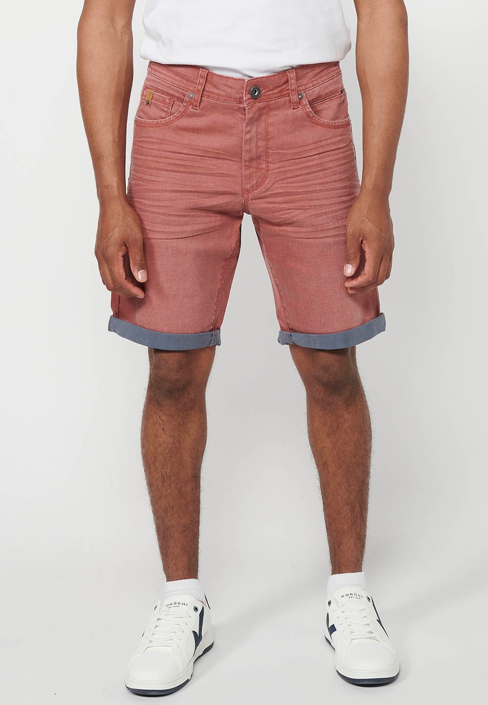 Bermuda en jean avec finition revers, fermeture sur le devant avec fermeture éclair et bouton avec cinq poches, une poche de couleur Maroon pour Homme 4