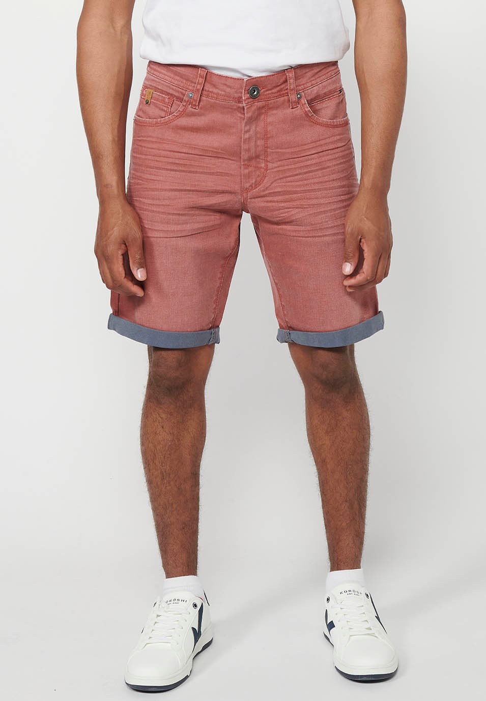 Denim-Bermudashorts mit Umschlag, Frontverschluss mit Reißverschluss und Knopf sowie fünf Taschen und einer Tasche in der Farbe Kastanienbraun für Herren 4