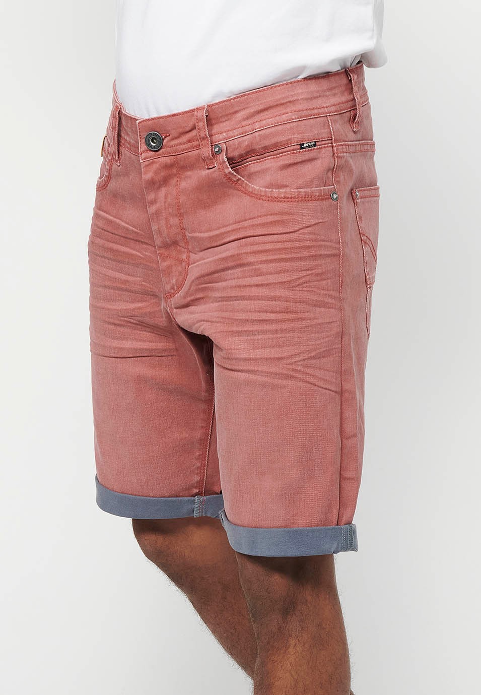 Bermuda en jean avec finition revers, fermeture sur le devant avec fermeture éclair et bouton avec cinq poches, une poche de couleur Maroon pour Homme 3